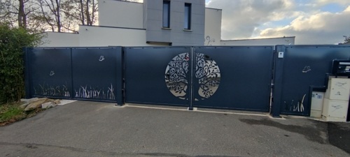 Portail en acier motorisé en BFT avec KUSTOS Ultra ASTS