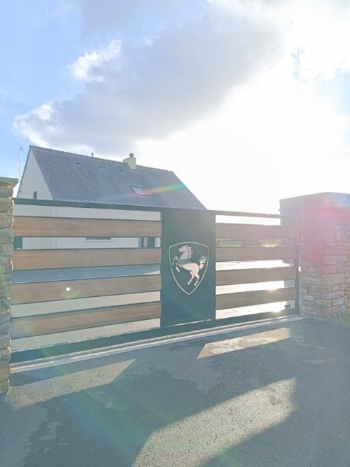 Portail coulissant avec découpe laser et moteur BFT installé à Ruffigné par ASTS